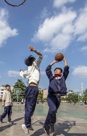 滑雪摔断腿，竟意外帮我完成了界外狂潮的LOGO设计？