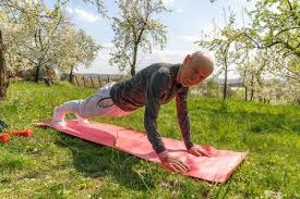 正随巴西在枪手基地训练，维尼修斯与多名阿森纳青训球员合影