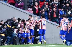 爆冷！东契奇42+7+8，比赛还未结束，老詹走入场内一把抱住德罗赞